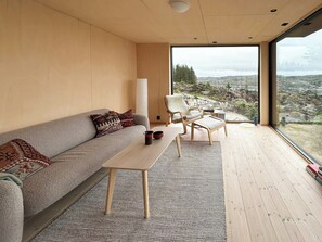 TV, fireplace - Architect-designed cabin panoramic view (Urangsvåg)