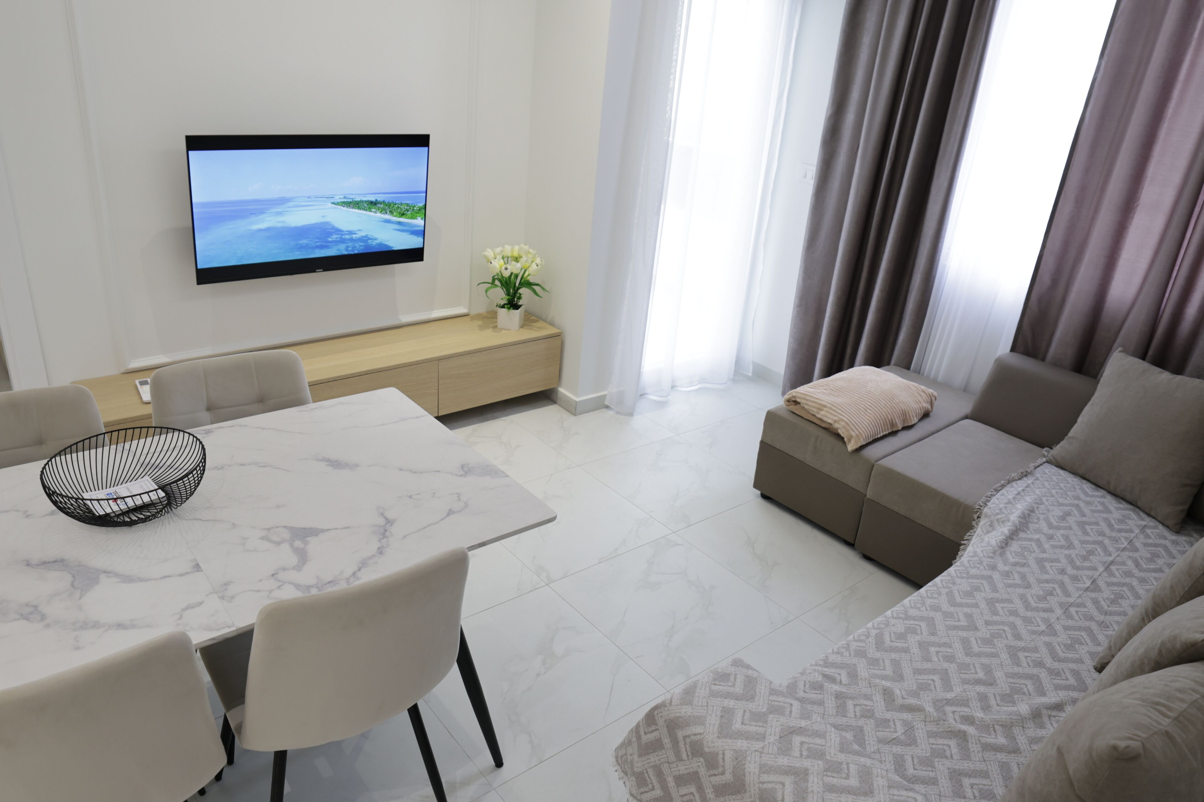 Apartamento família, sacada | Área de estar | Smart TV 100 cm com canais digitais