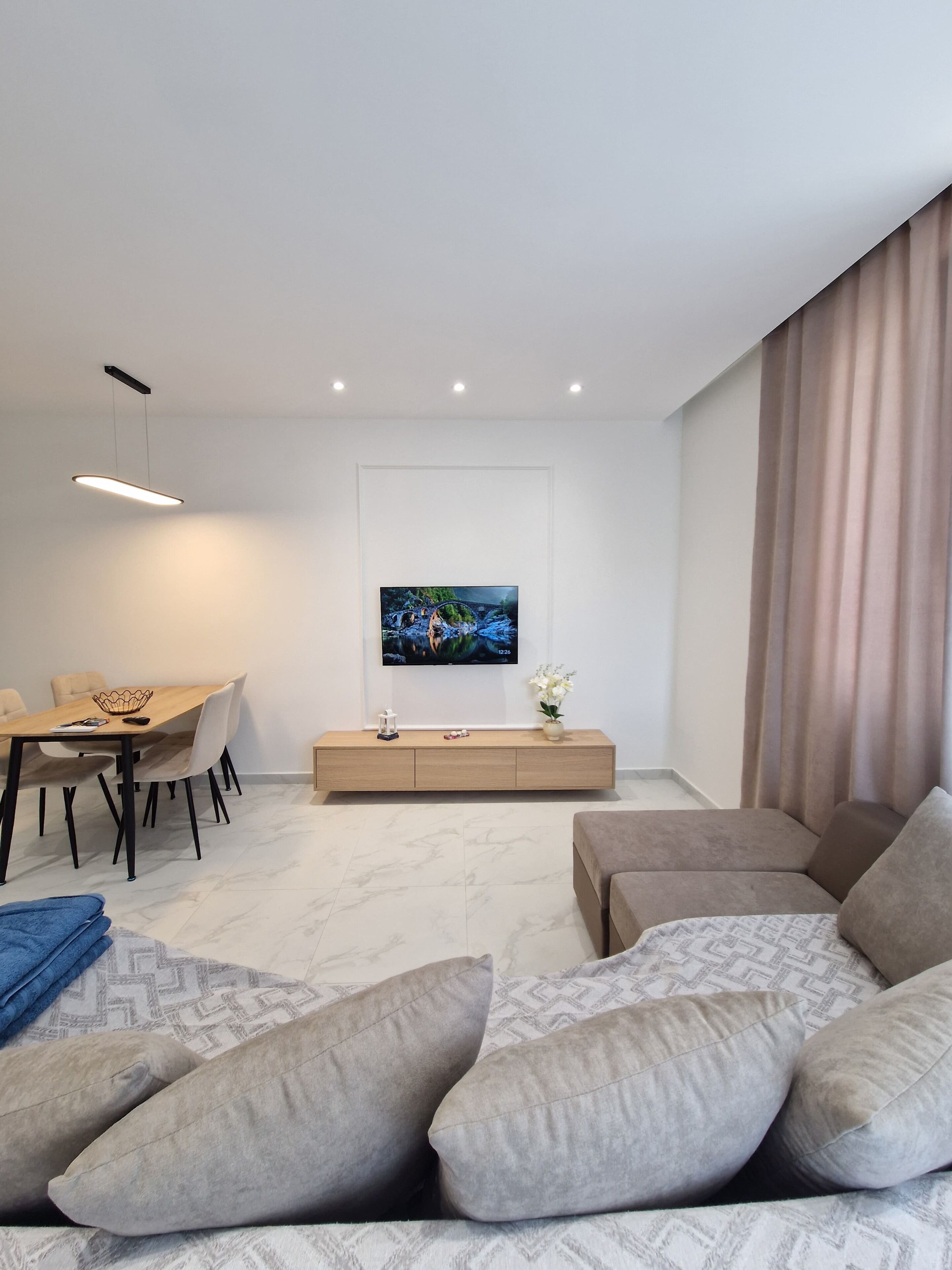 Familieleilighet, balkong | Oppholdsområde | En 100-centimeters smart-TV med digitale kanaler