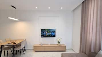 Familieleilighet, balkong | Oppholdsområde | En 100-centimeters smart-TV med digitale kanaler