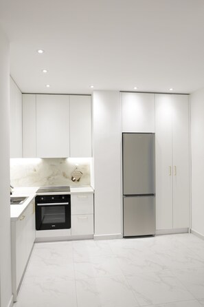 Apartamento família, sacada | Cozinha privada | Geladeira, fogão, cooktop, lava-louças