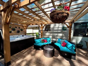 Outdoor spa tub - Pebble Beach Paradise: 2 bedrooms with Spa & Patio close to hiking, lake & town! (South Lake Tahoe)