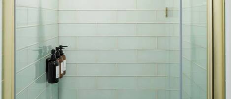 Dusche, Haartrockner, Shampoo