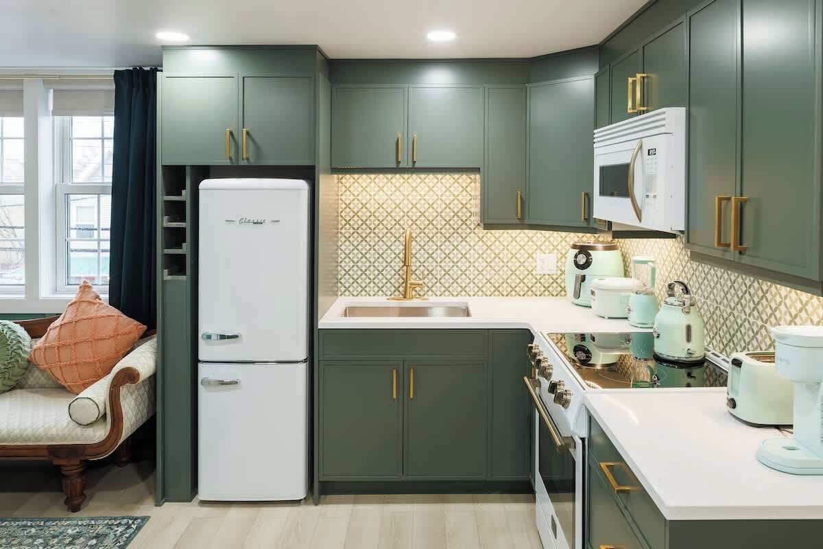 Coffee/tea maker, fridge, microwave, oven