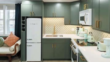 Coffee/tea maker, fridge, microwave, oven