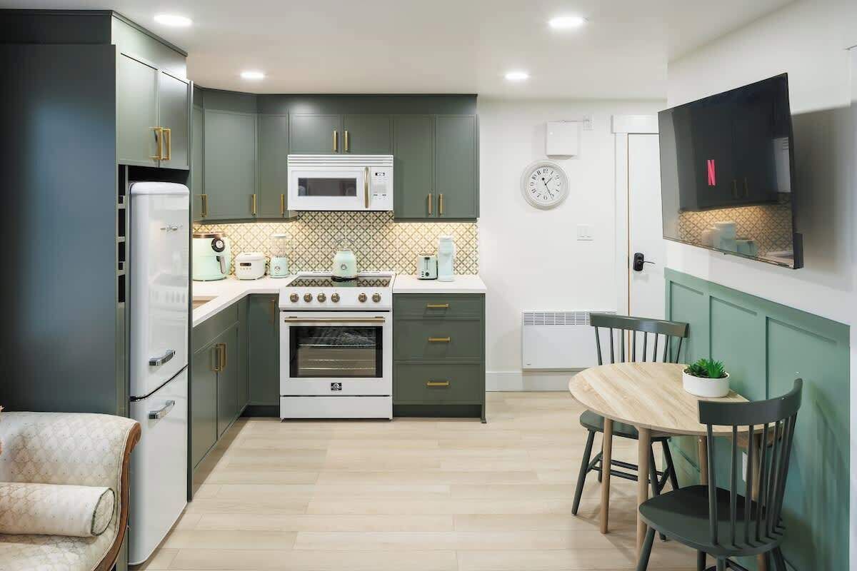 Coffee/tea maker, fridge, microwave, oven