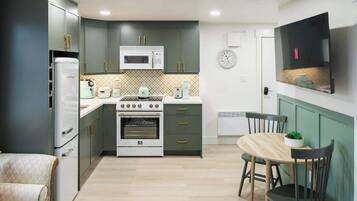Coffee/tea maker, fridge, microwave, oven