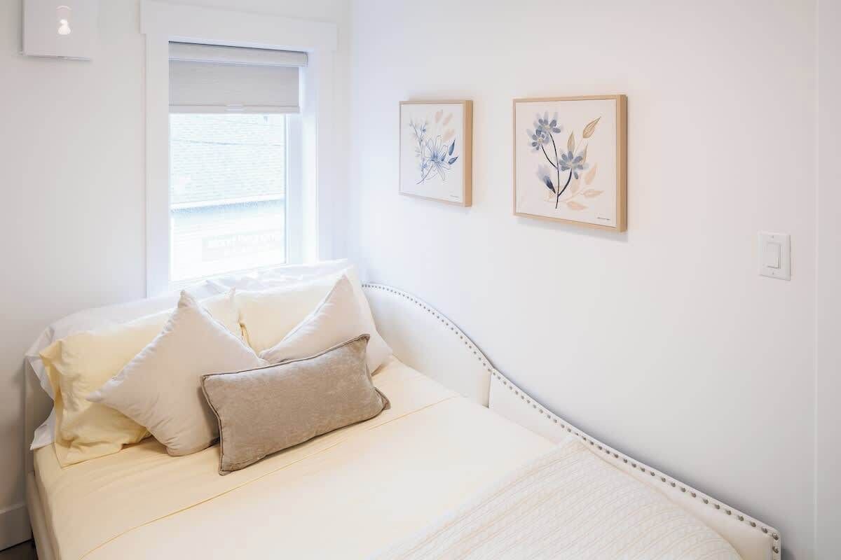 Iron/ironing board, travel crib, WiFi, bed sheets
