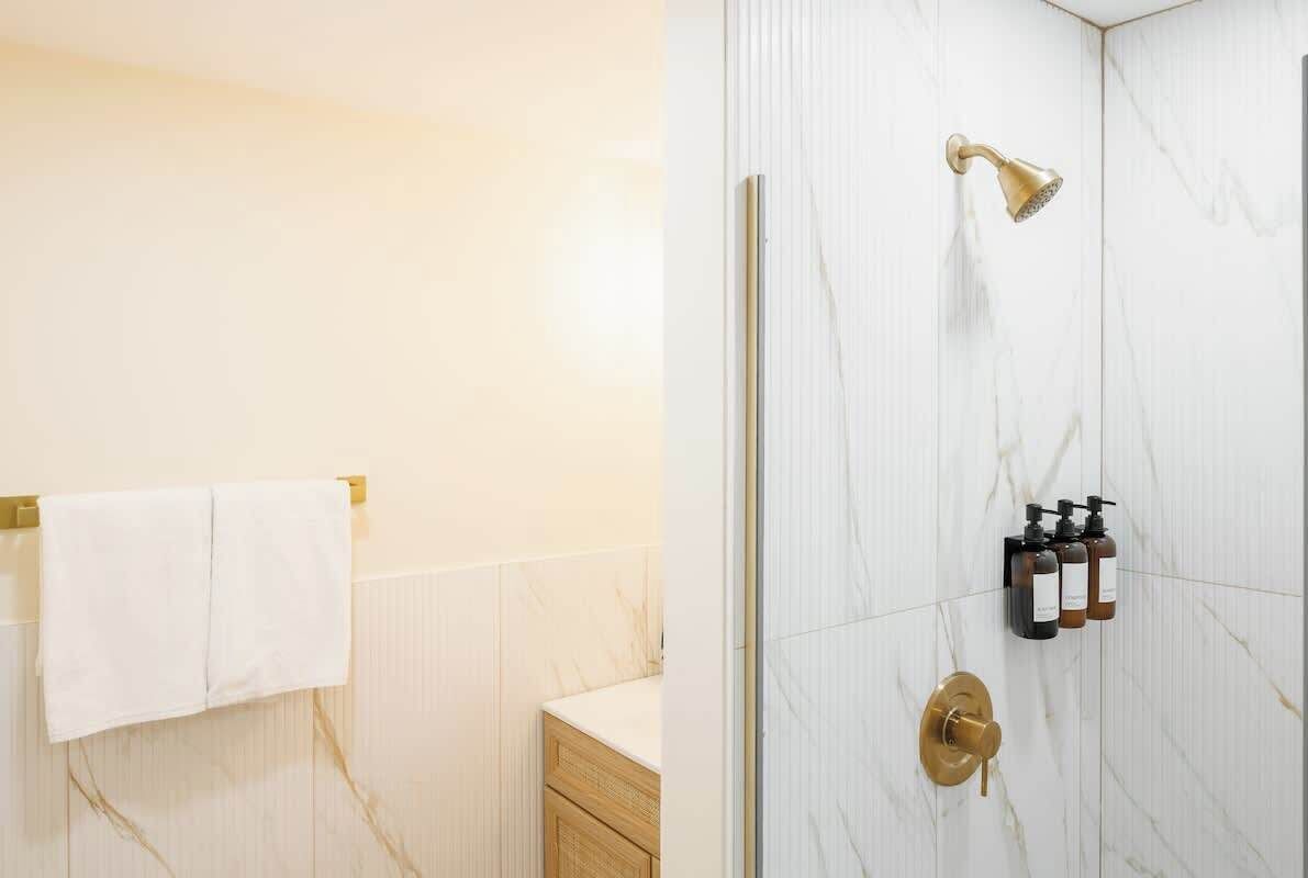 Een douche, een haardroger, shampoo