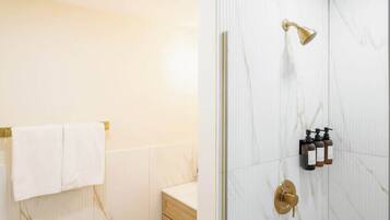 Een douche, een haardroger, shampoo