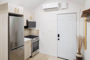 Private kitchen - Luxury Studio Downtown with soaking tub (Charlottetown)
