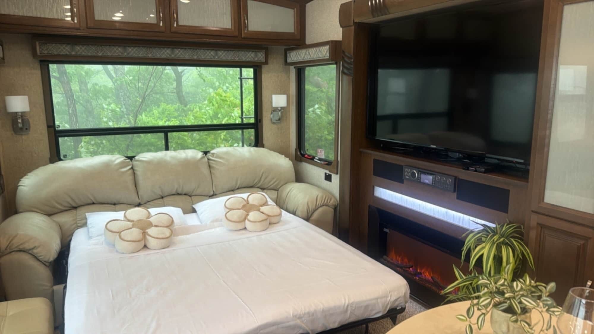 Travel crib, free WiFi, bed sheets