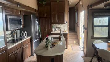 Fridge, stovetop, coffee/tea maker, lobster pot