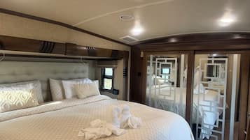 Cuna de viaje, wifi gratis, ropa de cama