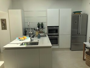 Frigorifero, microonde, forno, piano cottura