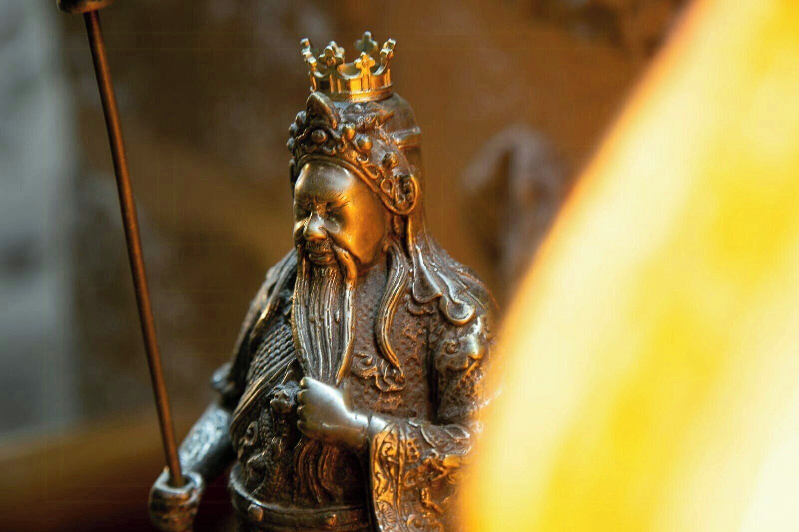 Eine Statue mit Krone und langem Bart.