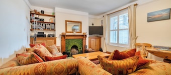 1 Bed - Sleeps 4 - Parking - Pets - Town Centre