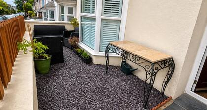 1 Bed - Sleeps 4 - Parking - Pets - Town Centre