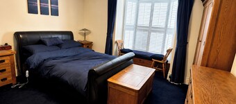 1 Bed - Sleeps 4 - Parking - Pets - Town Centre