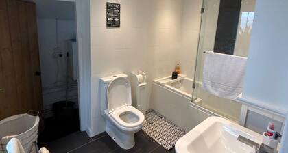 1 Bed - Sleeps 4 - Parking - Pets - Town Centre