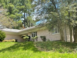 A single-story house with a brick exterior, a covered porch, and a well-maintained lawn. - Amazing 6-bedroom house with AC in adorable Bethesda (Bethesda)