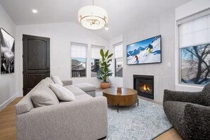 Smart TV - Ultra Clean, top floor, sleep 6, Park City/Kimball Junction, 10 minutes to ski (PARK CITY)