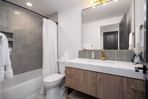 Shower, hair dryer, towels, soap - Ultra Clean, top floor, sleep 6, Park City/Kimball Junction, 10 minutes to ski (PARK CITY)