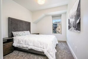3 slaapkamers, een strijkplank/strijkijzer, gratis wifi, beddengoed