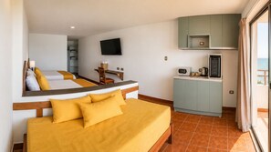 Tripla familiare, balcone, vista mare | Una scrivania, Wi-Fi gratuito