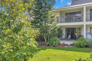 Exterior - 2-bedroom modern condo on the golf course  perfect for relaxing getaways (Zephyrhills)