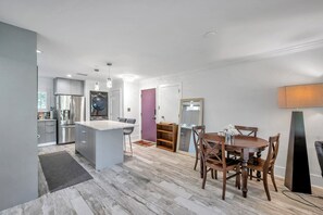 Dining - 2-bedroom modern condo on the golf course  perfect for relaxing getaways (Zephyrhills)