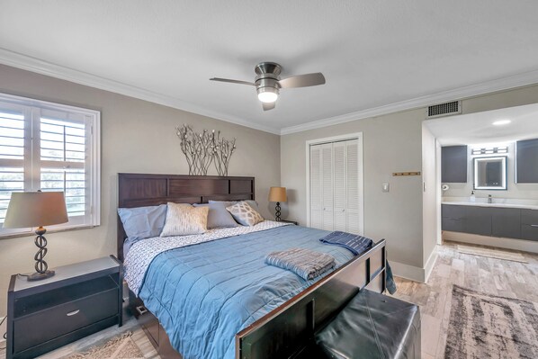 2 bedrooms, iron/ironing board, WiFi, bed sheets - 2-bedroom modern condo on the golf course  perfect for relaxing getaways (Zephyrhills)