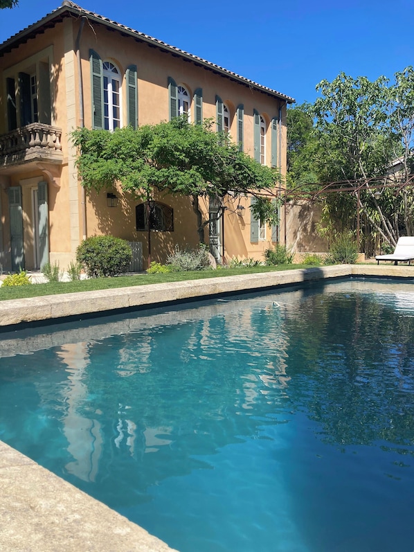 A building with a swimming pool, a balcony, and a tree in front. - 17th century estate near Aix-en-Provence (Aix-en-Provence)