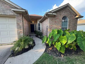 Exterior detail - 3BDRM House Cozy Retreat Near Kalahari and Dell Diamond in fantastic Round Rock (Round Rock)