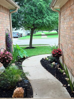 Property grounds - 3BDRM House Cozy Retreat Near Kalahari and Dell Diamond in fantastic Round Rock (Round Rock)