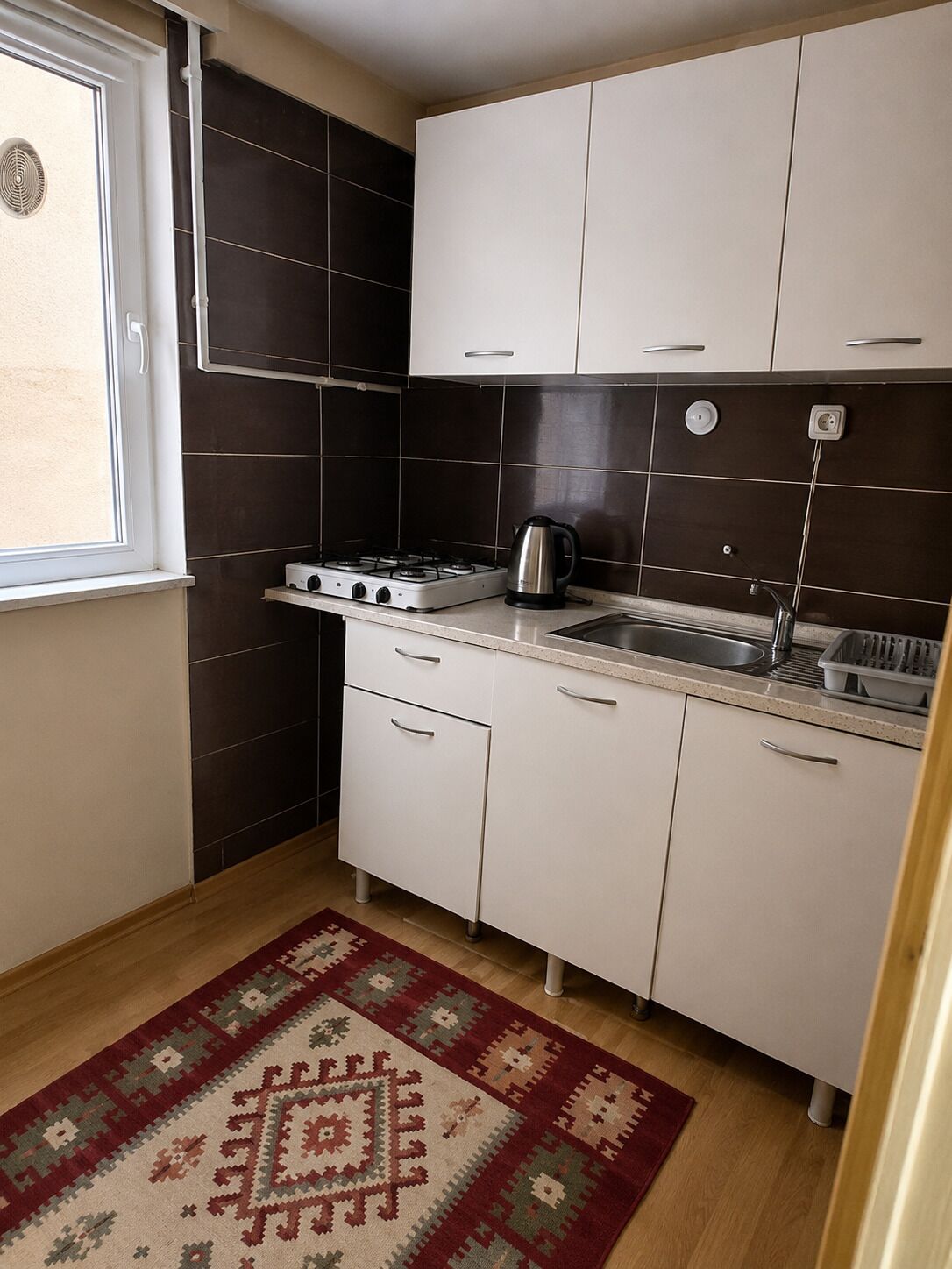 Refrigerador con freezer, placa de cocina, utensilios de cocina