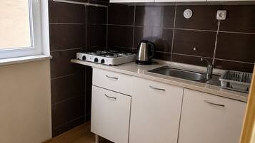 Refrigerador con freezer, placa de cocina, utensilios de cocina
