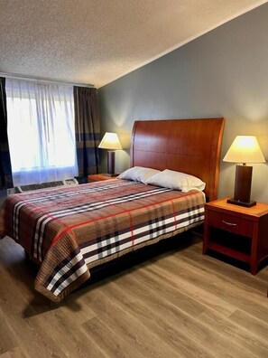 Desk, free WiFi - Sunwestern Suites (Douglasville)