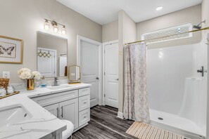 Shower, hair dryer, towels, soap - 3-bedroom house in tranquil Pensacola/Perdido Key perfect for relaxing getaways! (Pensacola)