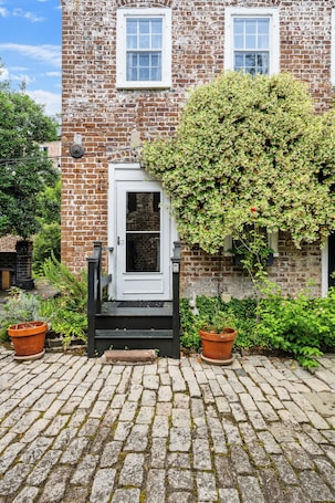 Exterior detail. 18th Century Charleston | Church St Kitchen House