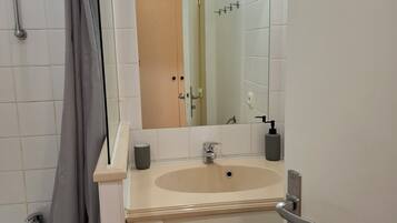 SĂšche-cheveux, serviettes fournies, savon, papier toilette