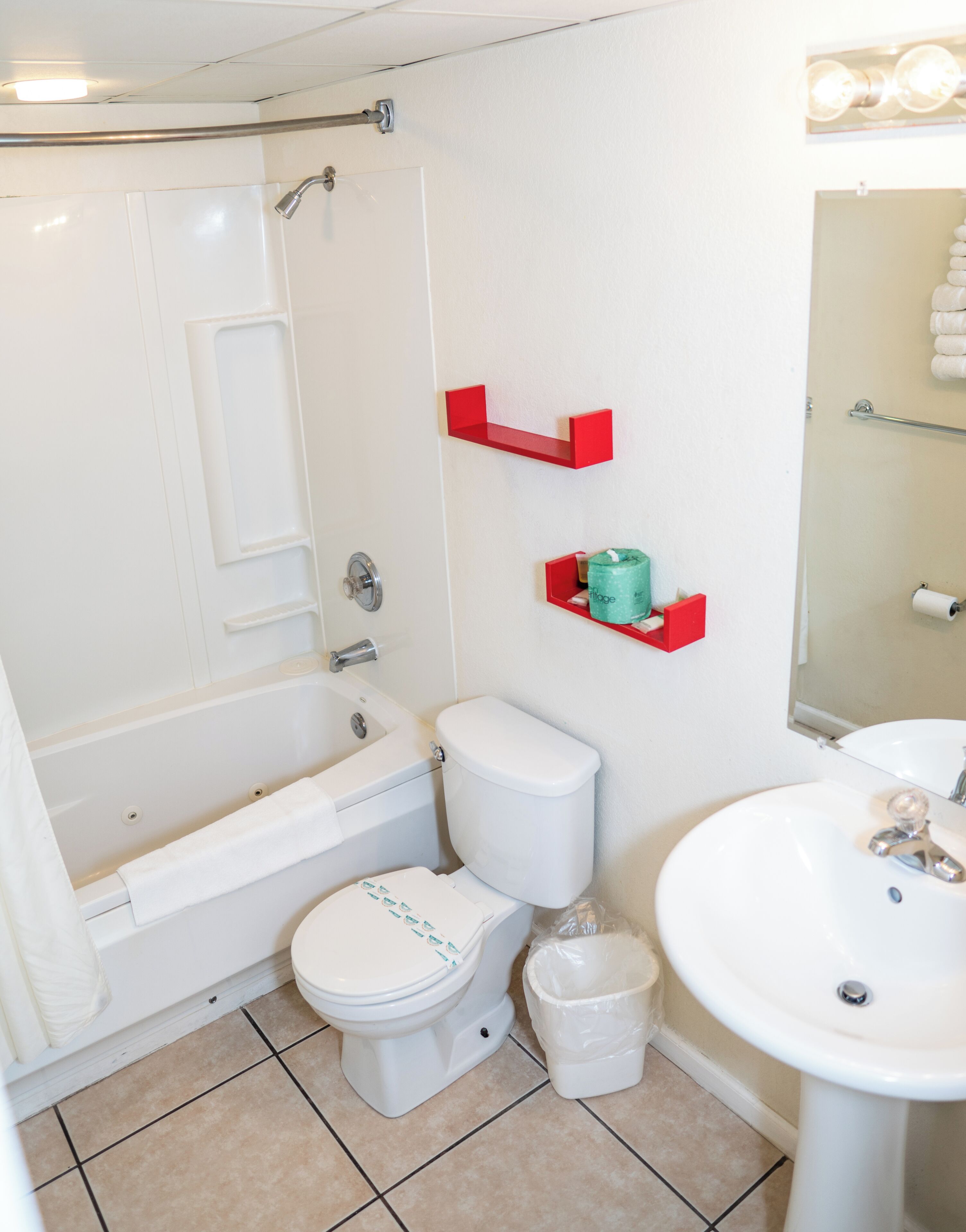 Een badkamer met een bad, toilet en wastafel.