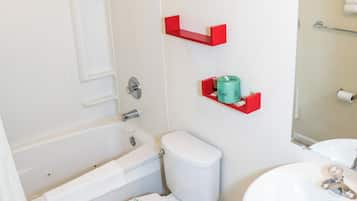 Een badkamer met een bad, toilet en wastafel.