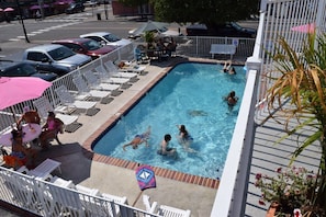 Una piscina al aire libre de temporada