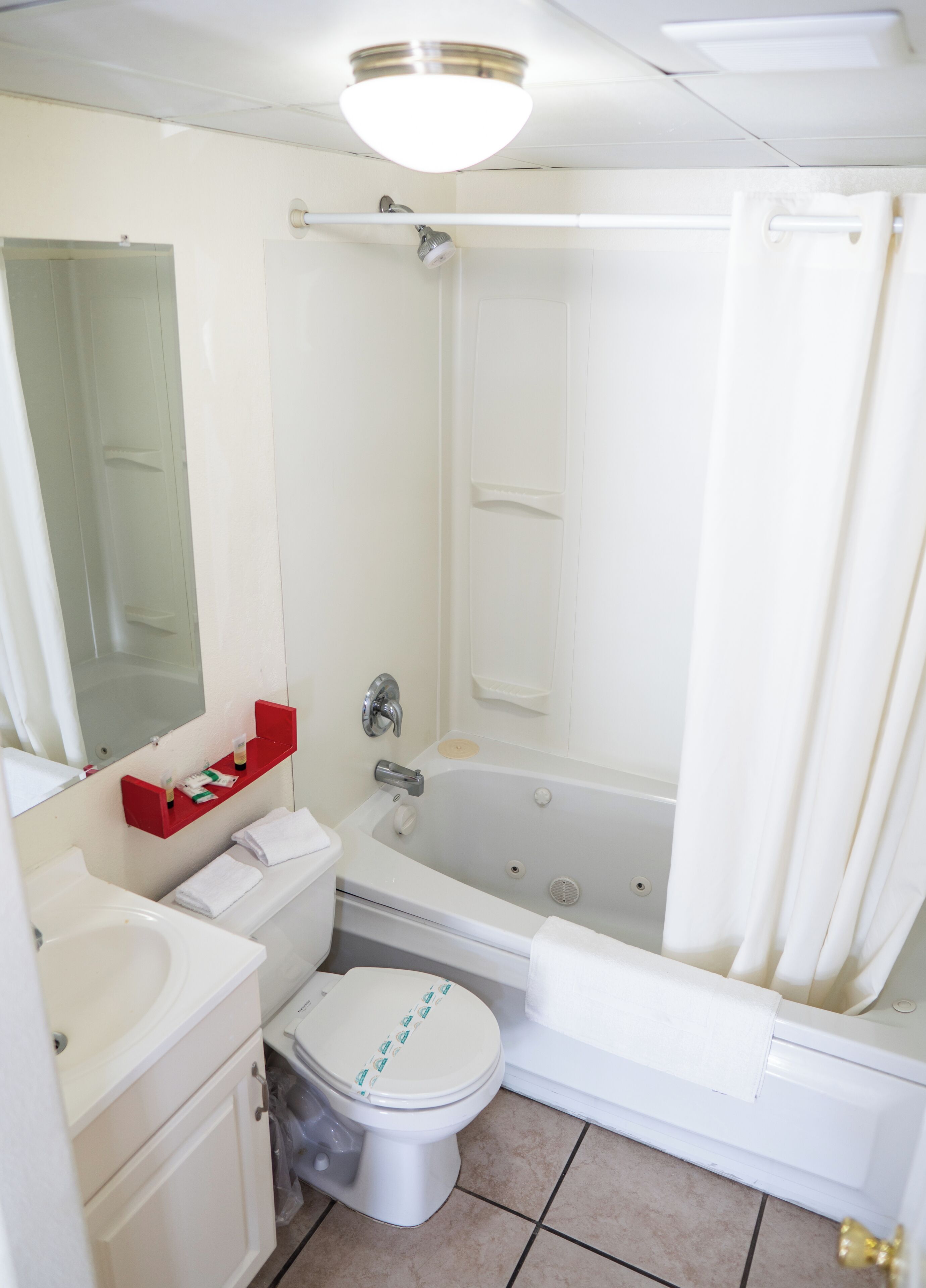 Einzelzimmer | Badezimmer | Duschwanne, Handtücher, Seife, Shampoo