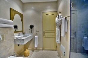 Suite | Bathroom | Shower, hair dryer, towels, soap - Dar Arwa & Spa (Marrakech)