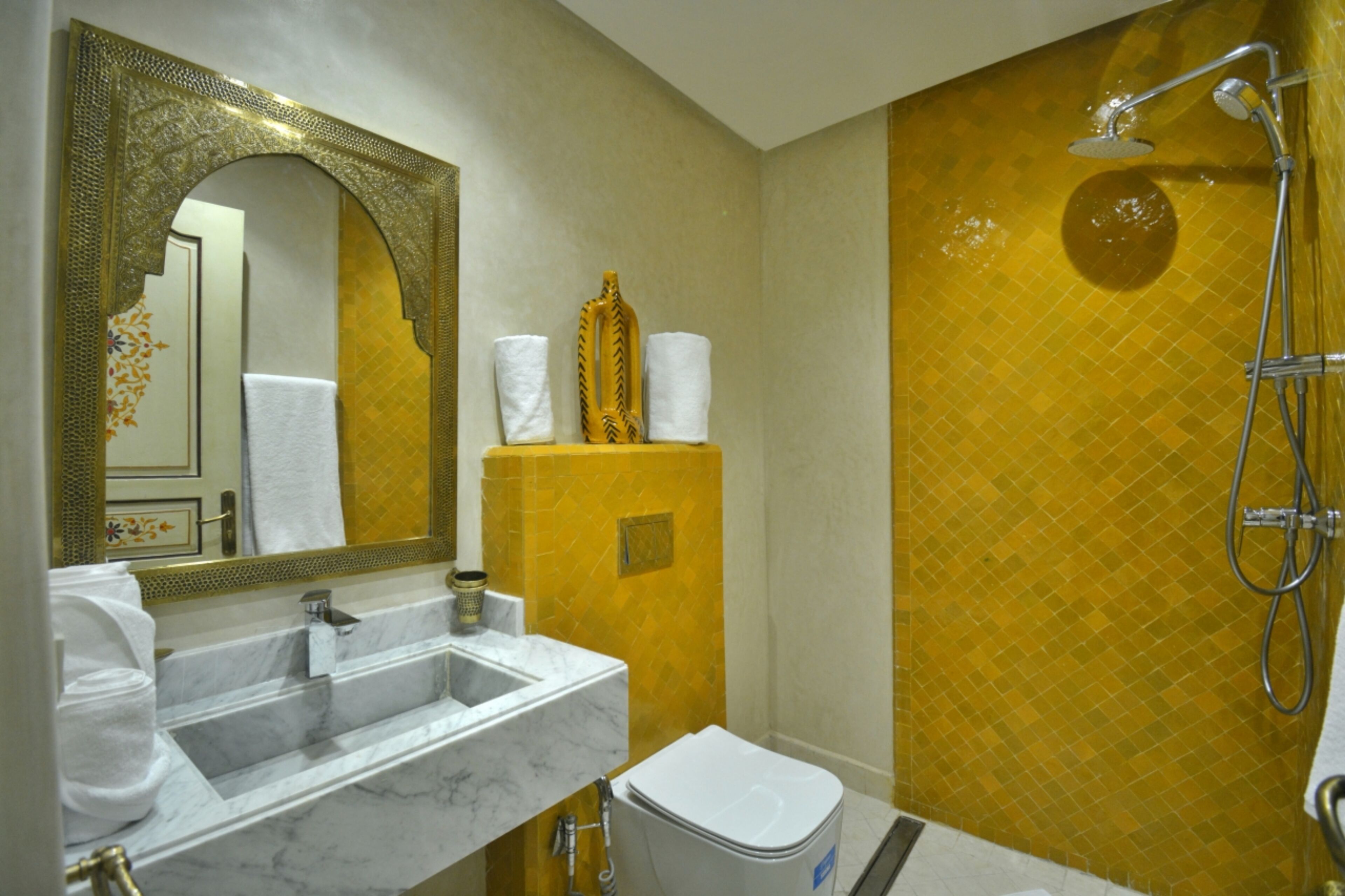 Chambre | Salle de bain | Douche, sèche-cheveux, serviettes fournies, savon
