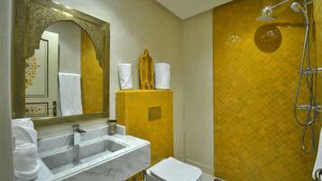 Chambre | Salle de bain | Douche, sèche-cheveux, serviettes fournies, savon