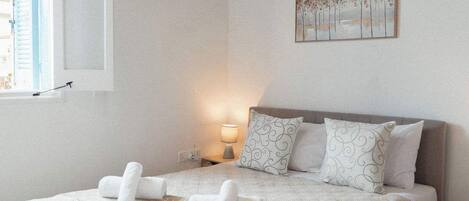 Iron/ironing board, travel crib, WiFi, bed sheets