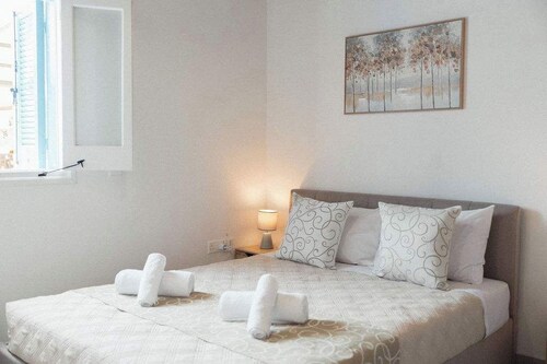 Charming 2BR Village Getaway Near the Beach